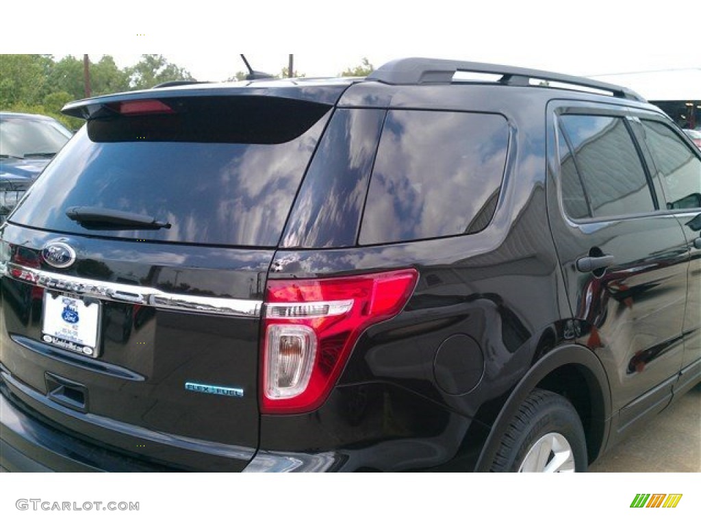 2015 Explorer FWD - Tuxedo Black / Medium Light Stone photo #4