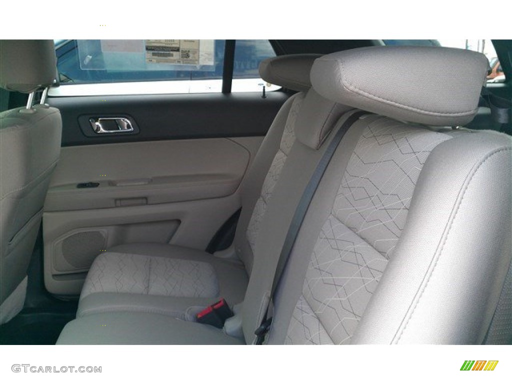 2015 Explorer FWD - Tuxedo Black / Medium Light Stone photo #11