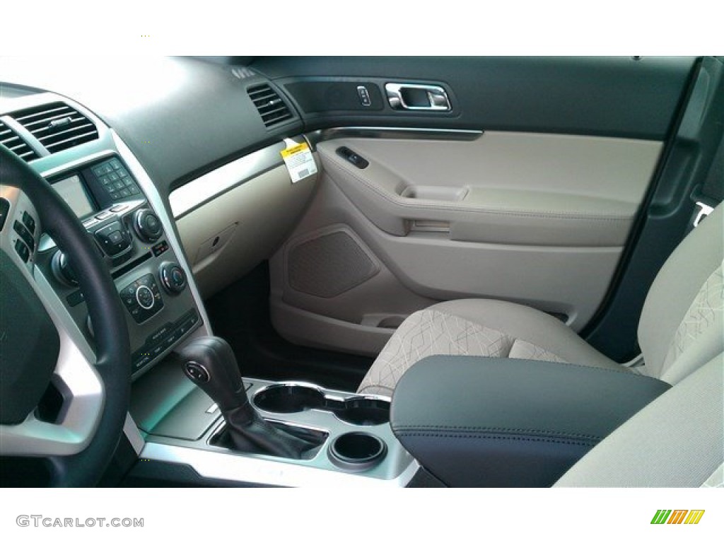 2015 Explorer FWD - Tuxedo Black / Medium Light Stone photo #20