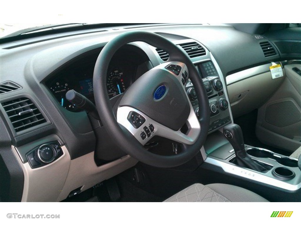 2015 Explorer FWD - Tuxedo Black / Medium Light Stone photo #21