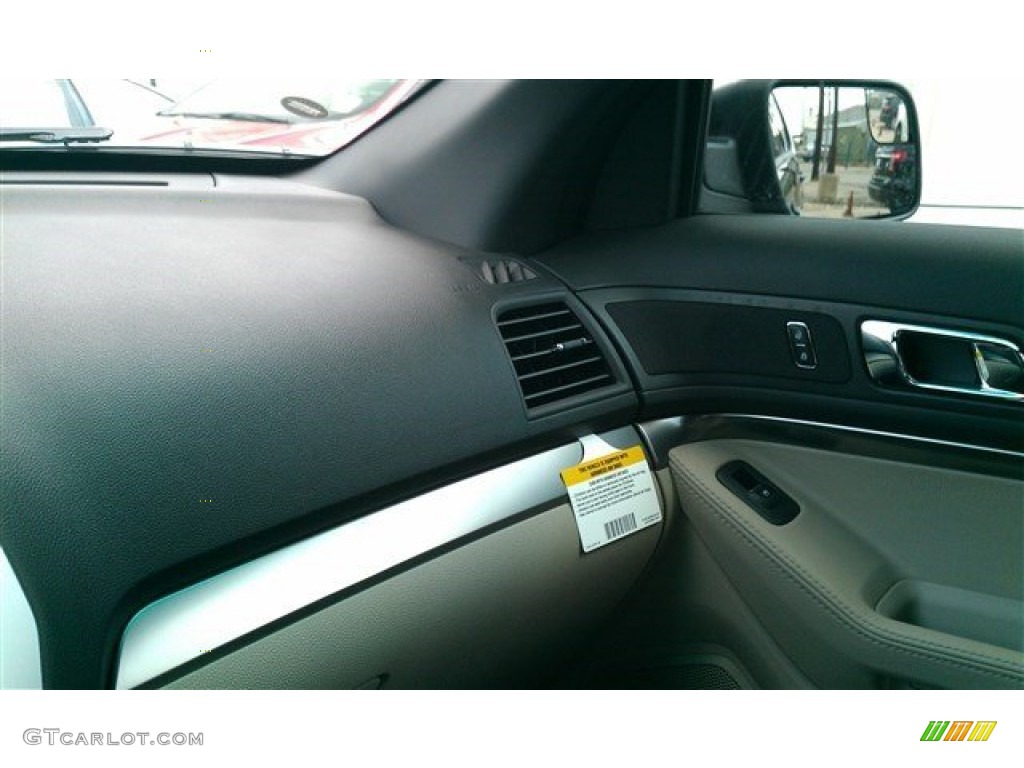 2015 Explorer FWD - Tuxedo Black / Medium Light Stone photo #32