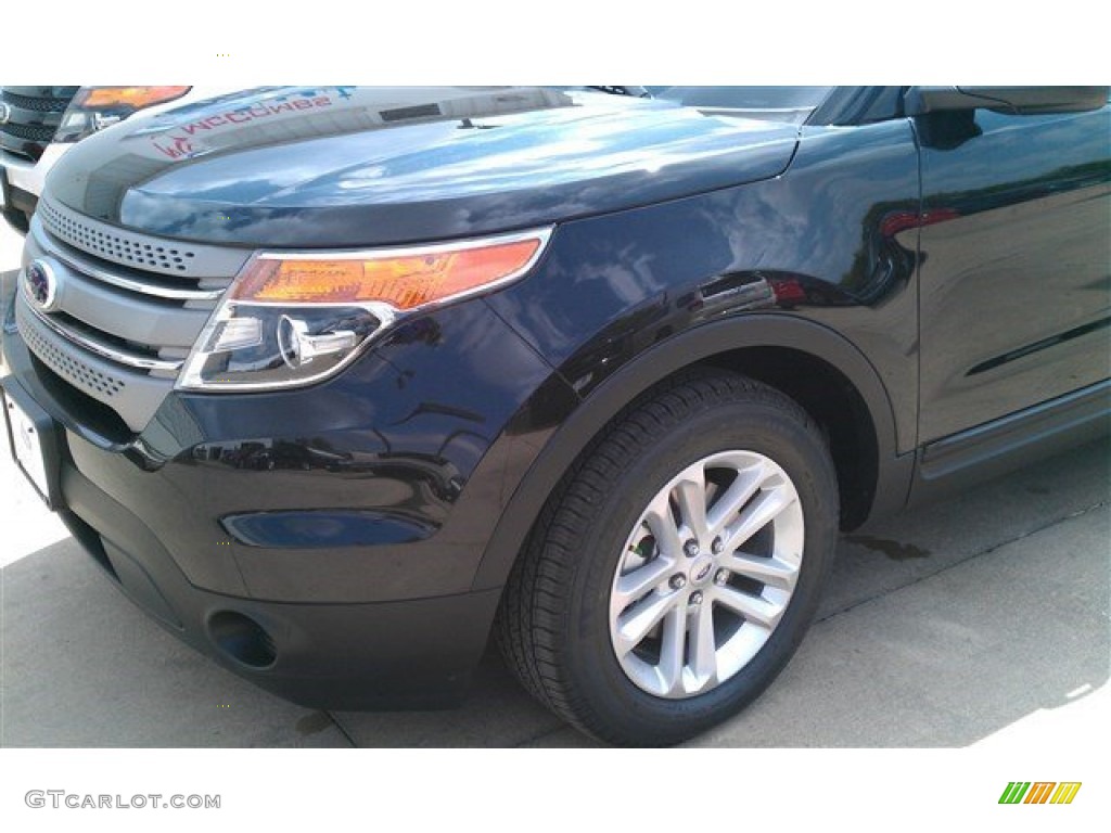 2015 Explorer FWD - Tuxedo Black / Medium Light Stone photo #34