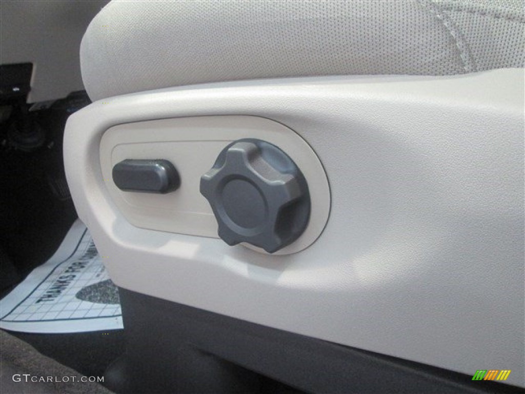 2015 Explorer FWD - Oxford White / Medium Light Stone photo #16
