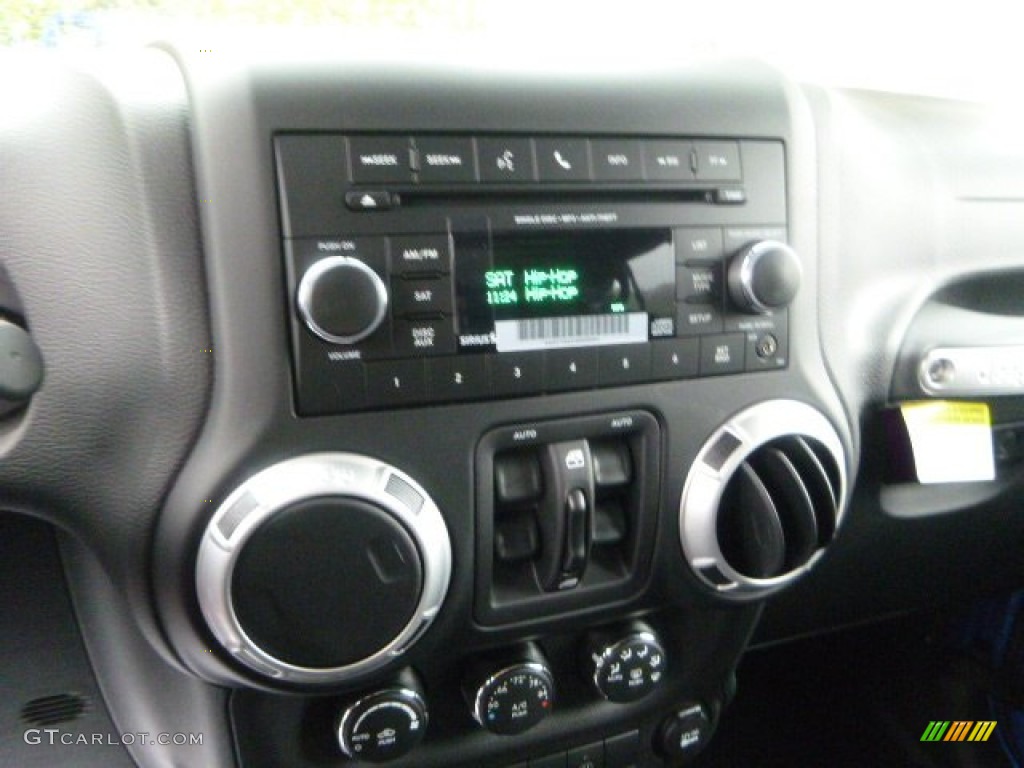 2015 Jeep Wrangler Unlimited Rubicon 4x4 Controls Photo #97918231