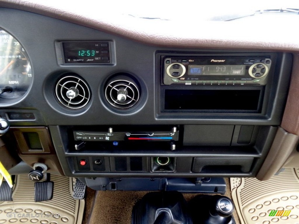 1988 Toyota Land Cruiser FJ62 Controls Photo #97924609