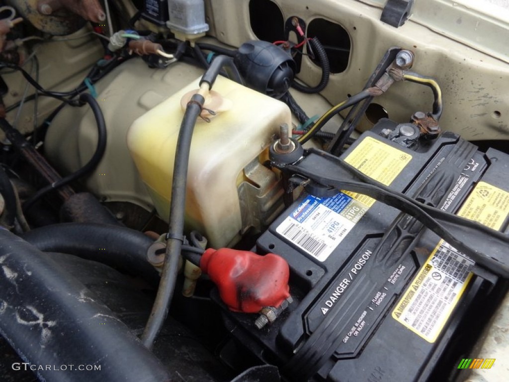 1988 Toyota Land Cruiser FJ62 3.4 Liter OHV 8-Valve 4 Cylinder Diesel Engine Photo #97925389