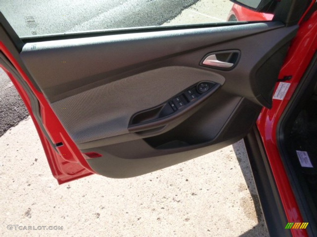 2014 Focus SE Sedan - Race Red / Charcoal Black photo #10
