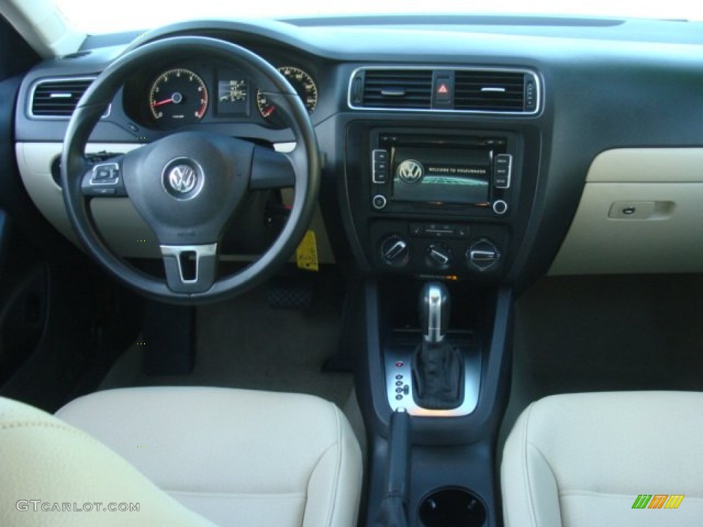 2011 Jetta SE Sedan - Reflex Silver Metallic / Cornsilk Beige photo #17