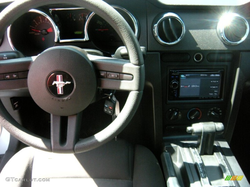 2007 Mustang V6 Deluxe Convertible - Satin Silver Metallic / Light Graphite photo #37