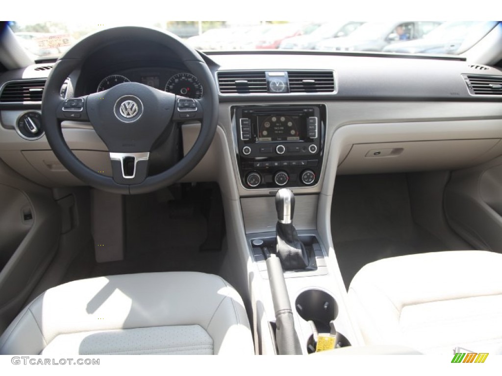 2015 Volkswagen Passat SE Sedan Moonrock Gray Dashboard Photo #97987966
