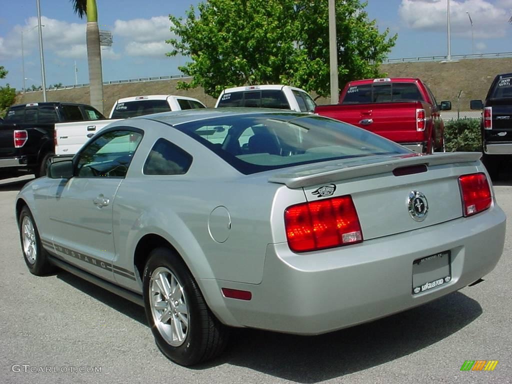 2008 Mustang V6 Deluxe Coupe - Brilliant Silver Metallic / Light Graphite photo #5