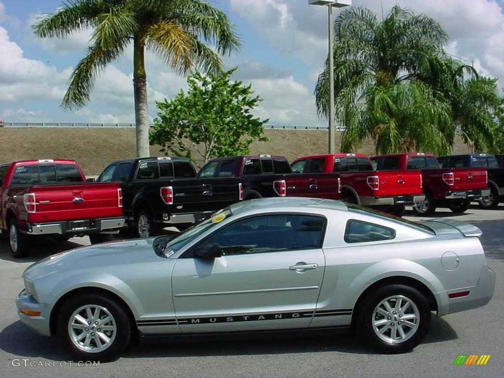 2008 Mustang V6 Deluxe Coupe - Brilliant Silver Metallic / Light Graphite photo #6