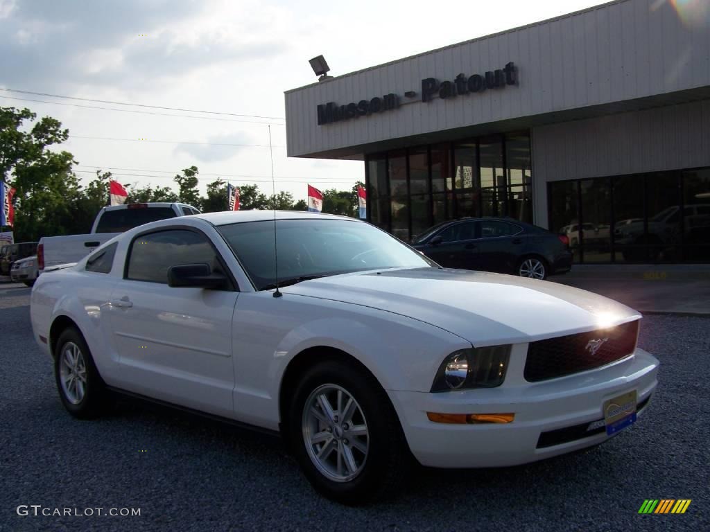 2008 Mustang V6 Deluxe Coupe - Performance White / Dark Charcoal photo #1