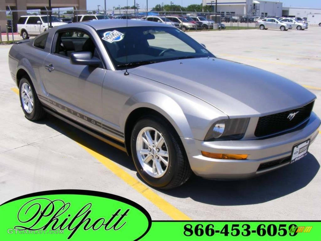 2008 Mustang V6 Deluxe Coupe - Vapor Silver Metallic / Dark Charcoal photo #1