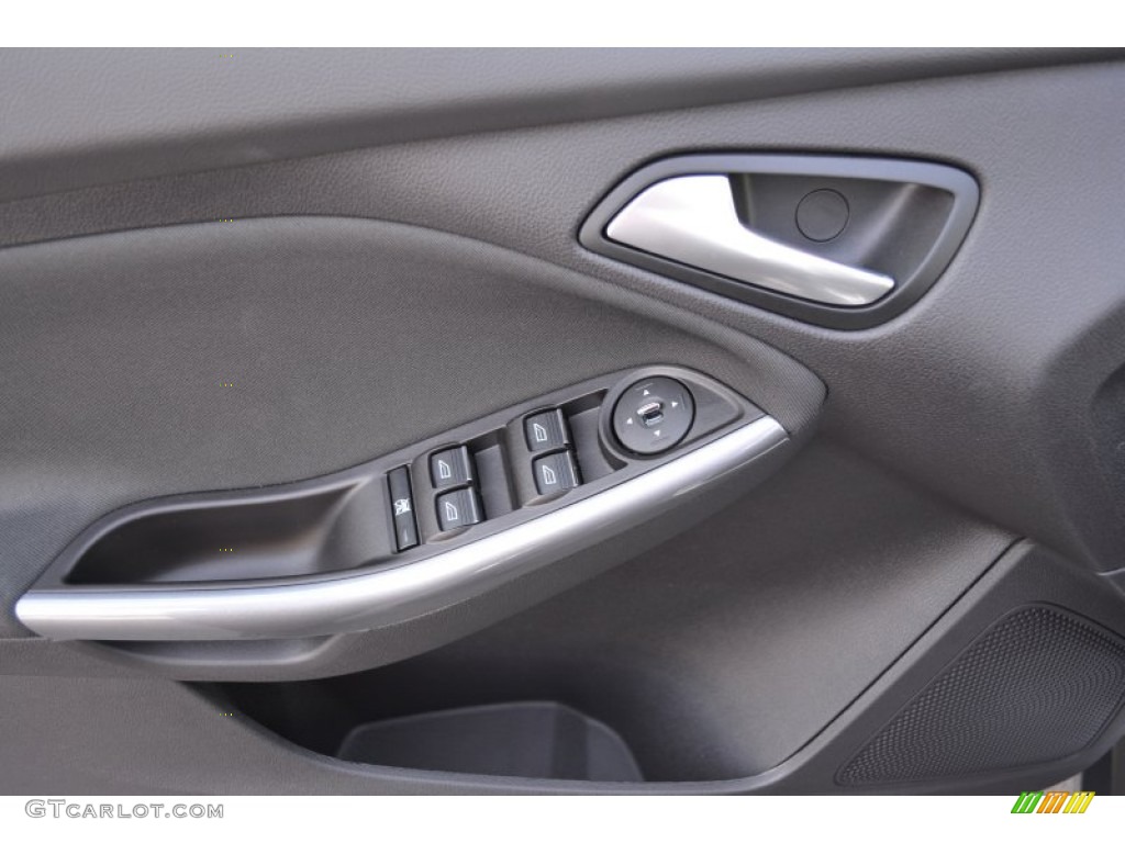 2014 Focus Titanium Sedan - Ingot Silver / Charcoal Black photo #5