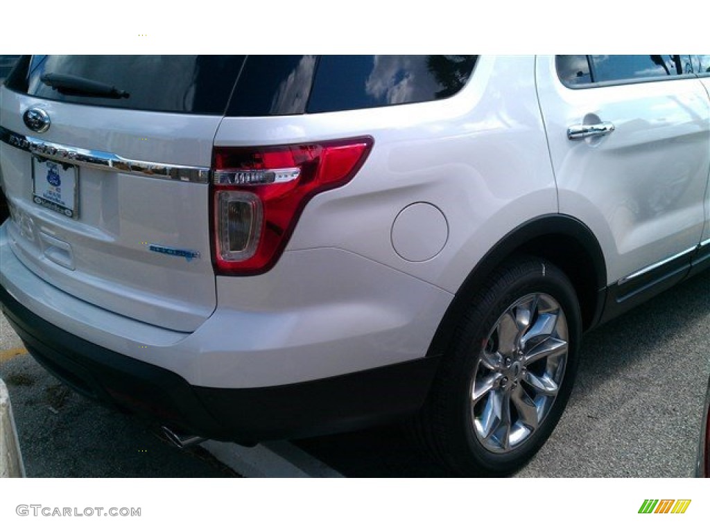 2015 Explorer XLT - White Platinum / Medium Light Stone photo #3