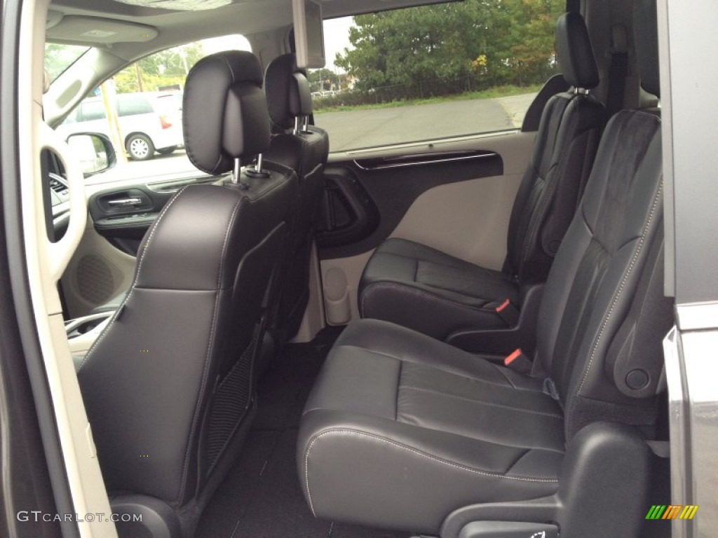 2015 Chrysler Town & Country Limited Platinum Rear Seat Photo #98113640