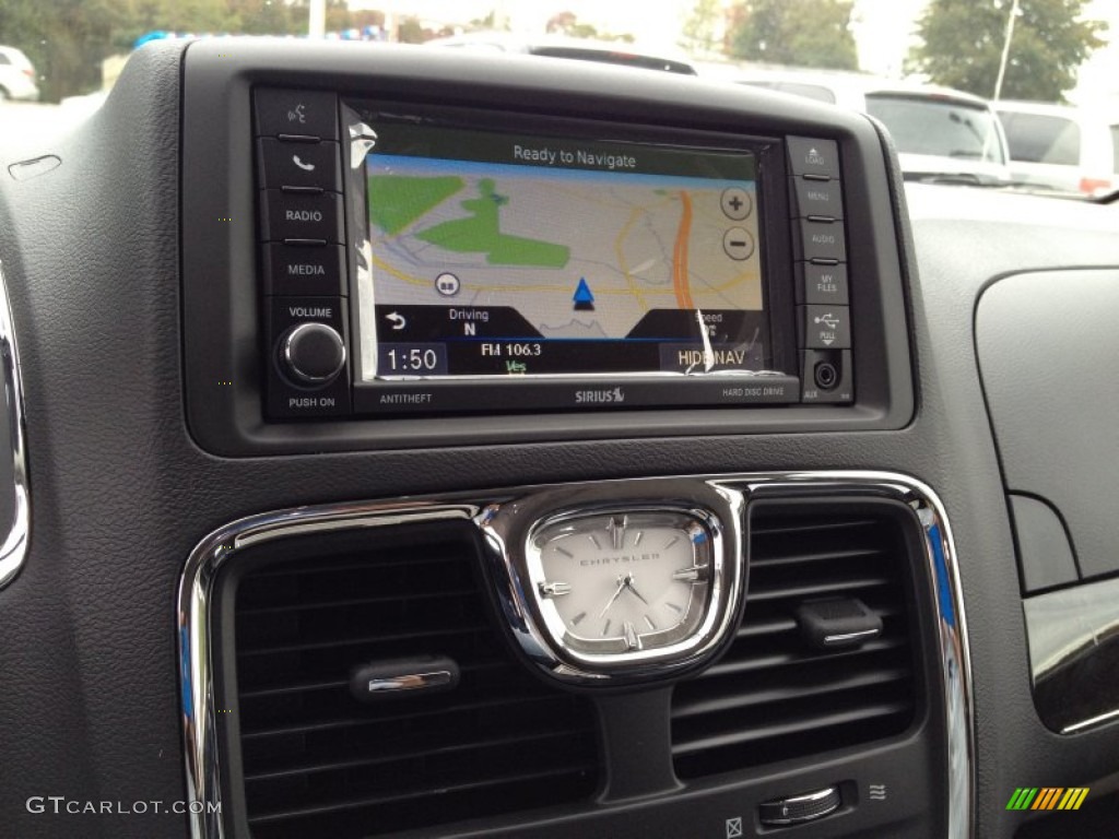 2015 Chrysler Town & Country Limited Platinum Navigation Photos