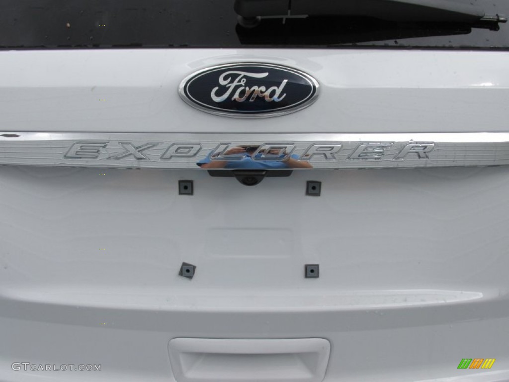 2015 Explorer XLT - Oxford White / Medium Light Stone photo #14