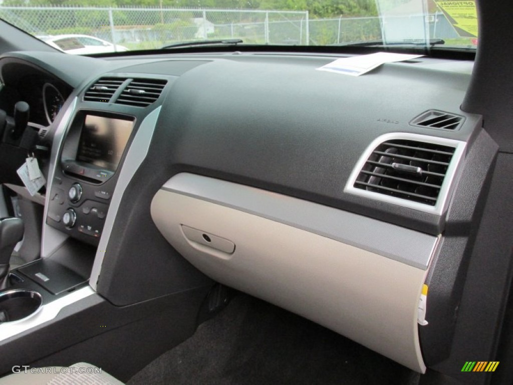 2015 Explorer XLT - Oxford White / Medium Light Stone photo #17