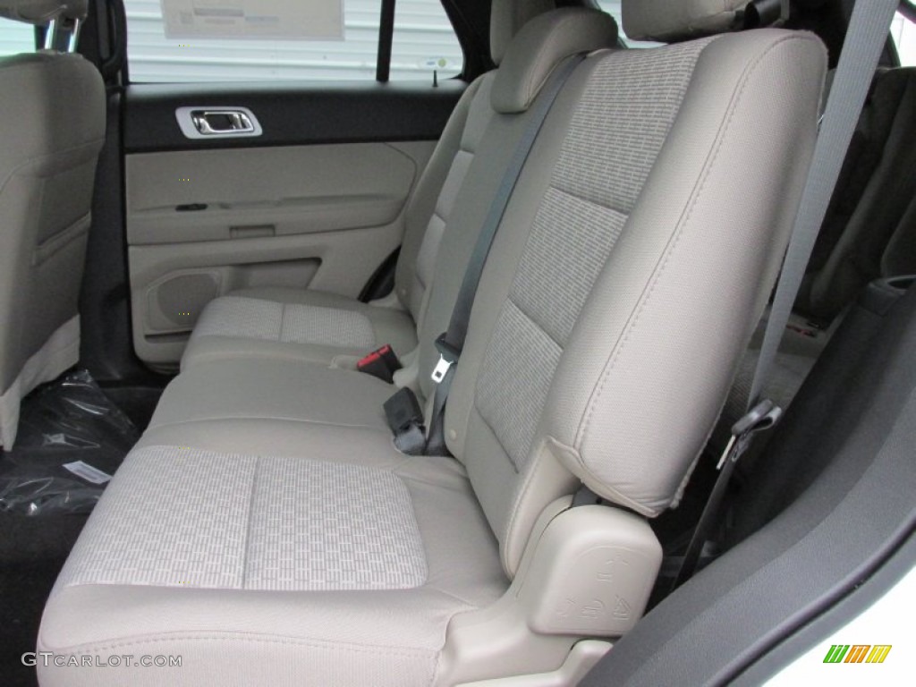 2015 Explorer XLT - Oxford White / Medium Light Stone photo #22