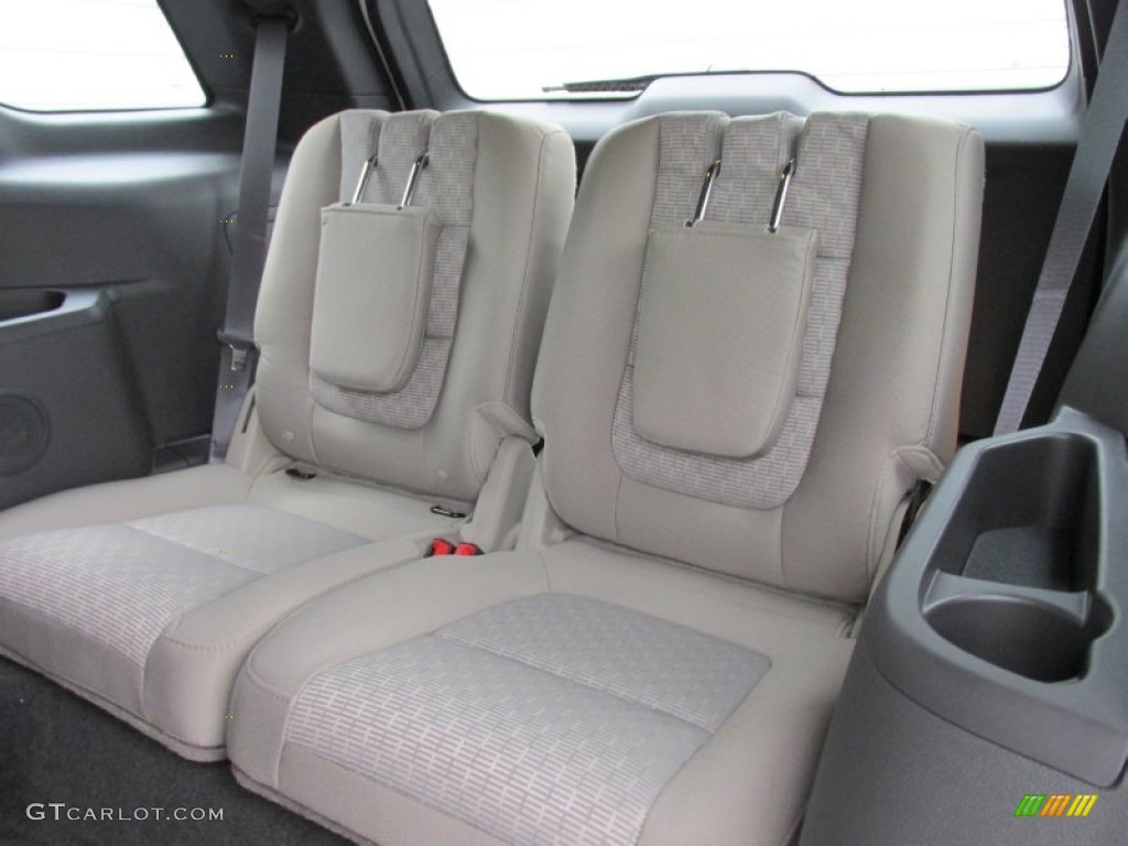 2015 Explorer XLT - Oxford White / Medium Light Stone photo #23