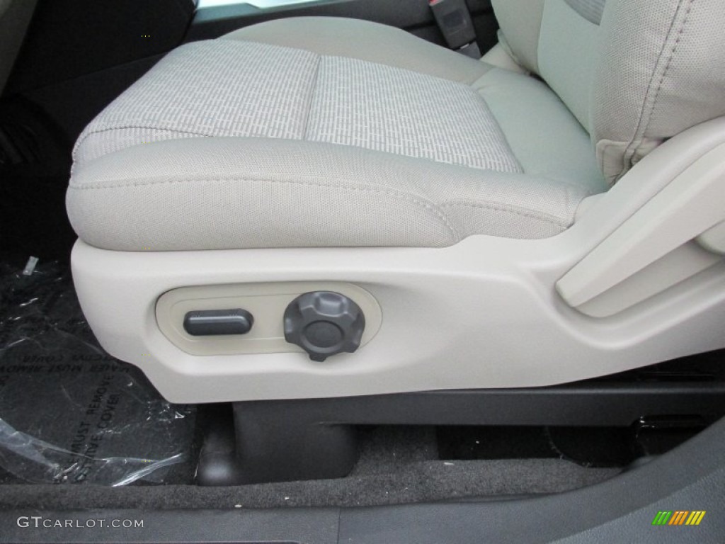 2015 Explorer XLT - Oxford White / Medium Light Stone photo #27