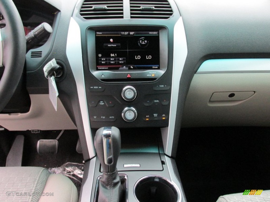 2015 Explorer XLT - Oxford White / Medium Light Stone photo #29