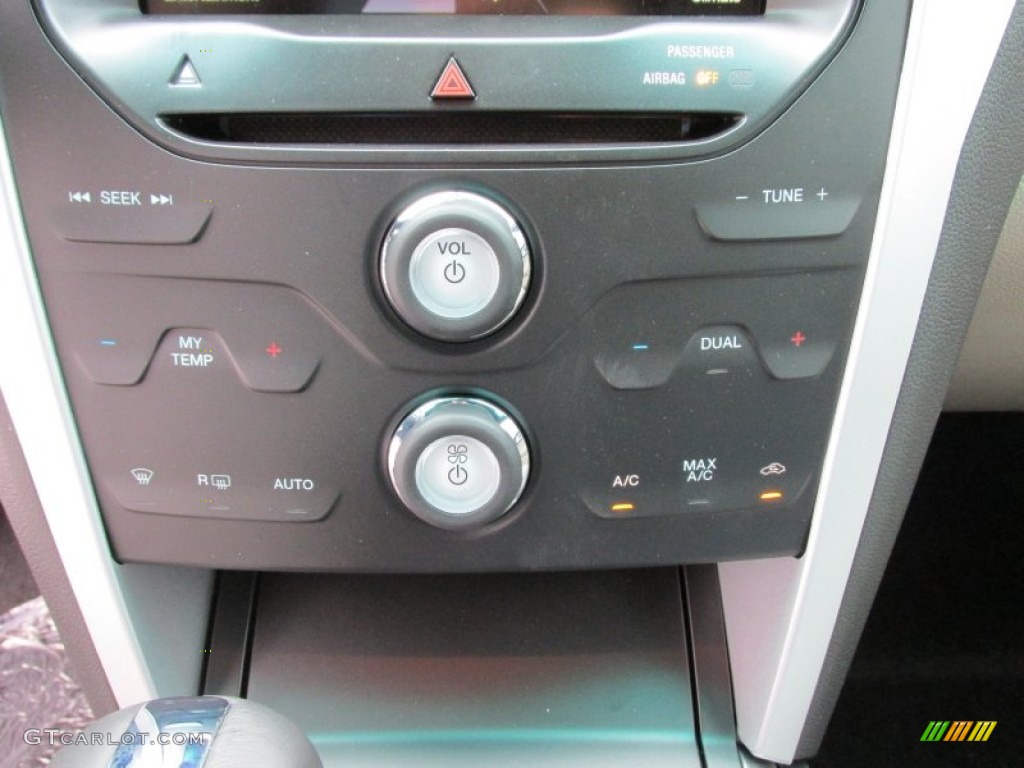 2015 Explorer XLT - Oxford White / Medium Light Stone photo #31