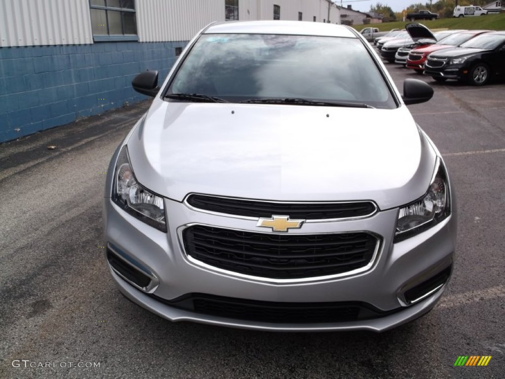 2015 Cruze LS - Silver Ice Metallic / Jet Black/Medium Titanium photo #4