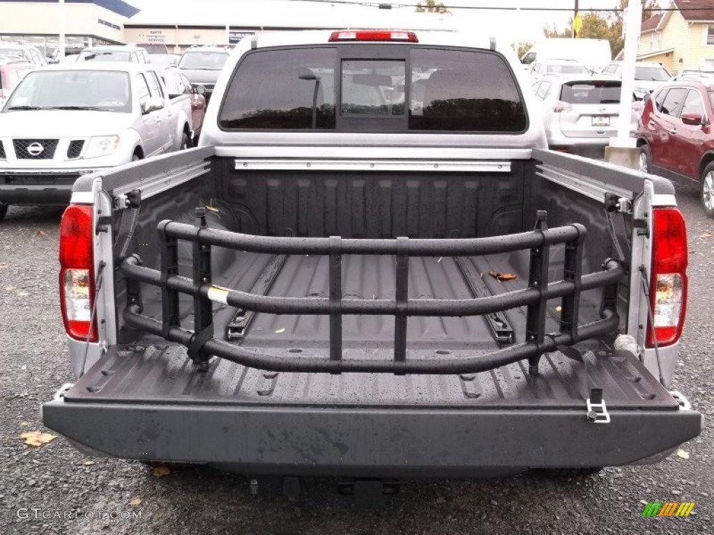 2015 Nissan Frontier SV Crew Cab 4x4 Trunk Photos