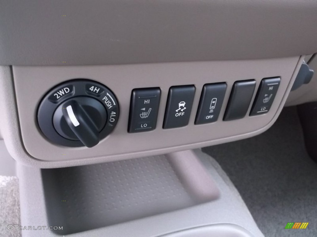 2015 Nissan Frontier SV King Cab 4x4 Controls Photo #98238749