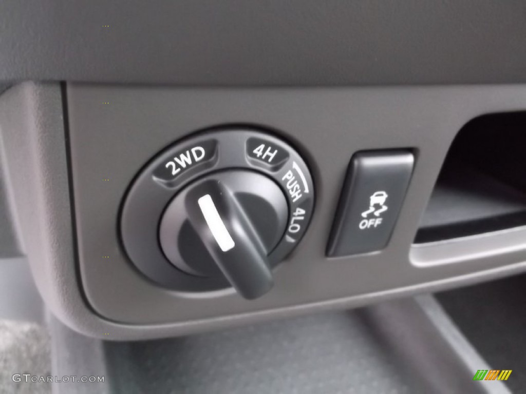 2015 Nissan Xterra S 4x4 Controls Photo #98240369