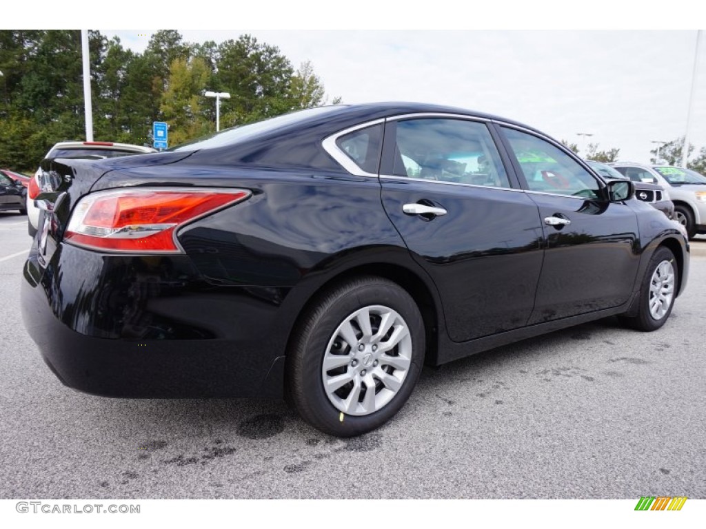 2015 Altima 2.5 S - Super Black / Charcoal photo #5