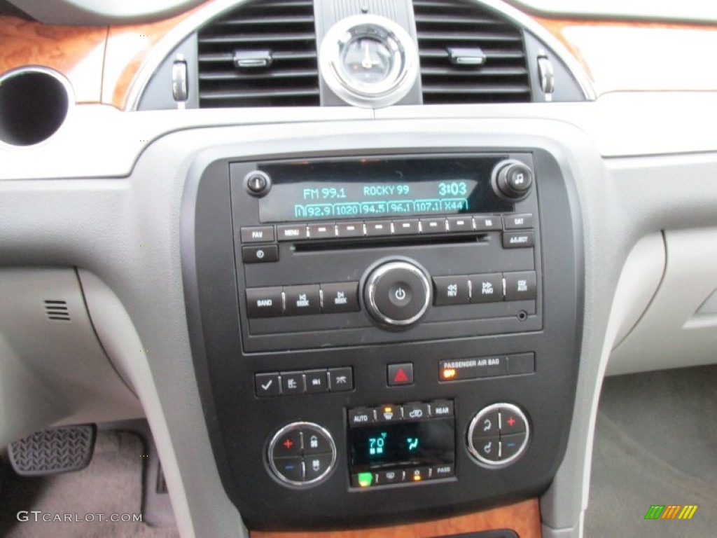 2010 Buick Enclave CXL AWD Controls Photo #98255369