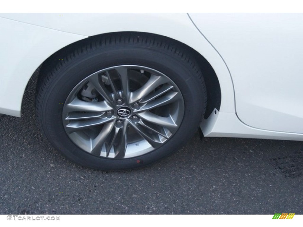 2015 Toyota Camry Hybrid SE Wheel Photos
