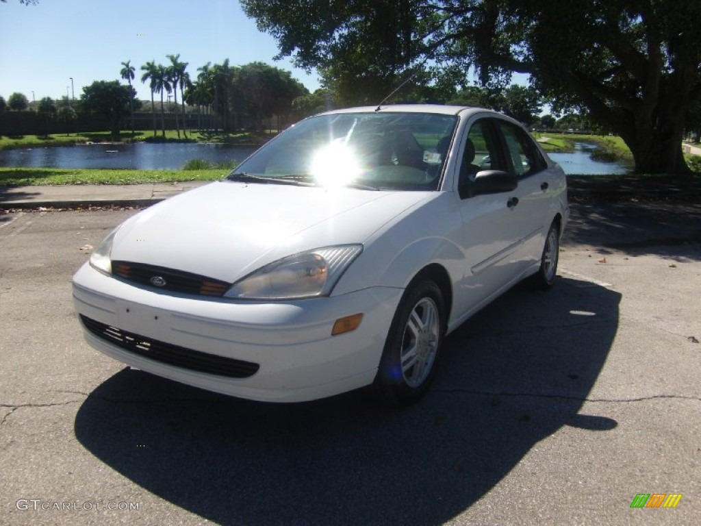 2001 Focus SE Sedan - Cloud 9 White / Dark Charcoal Black photo #1