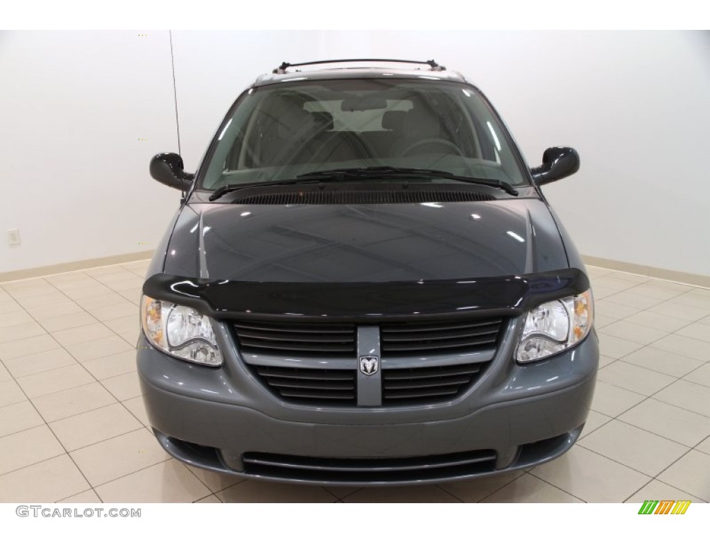2005 Caravan SXT - Magnesium Green Pearl / Dark Khaki/Light Graystone photo #2