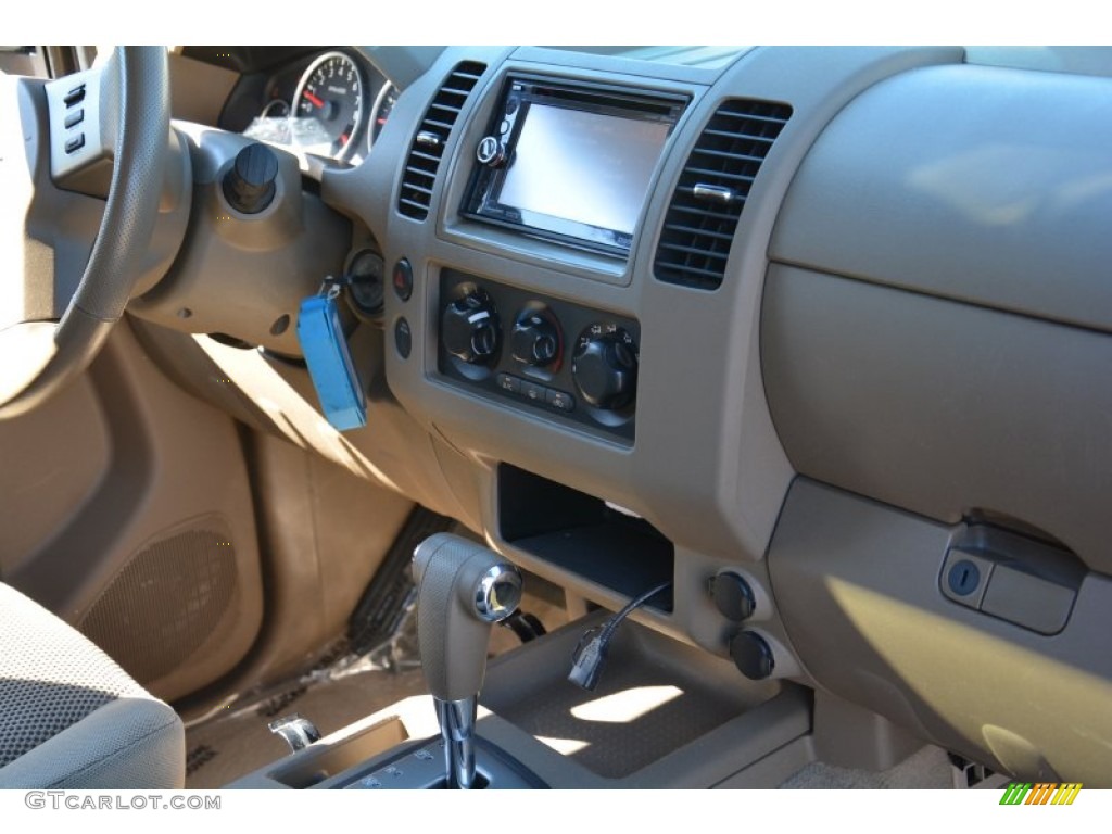2006 Frontier LE Crew Cab - Granite Metallic / Steel photo #24