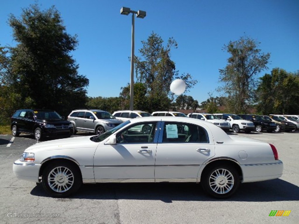 2010 Town Car Signature Limited - Vibrant White / Medium Light Stone photo #2