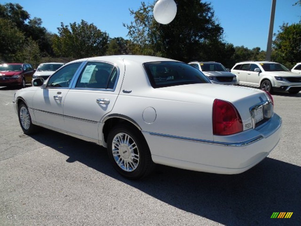 2010 Town Car Signature Limited - Vibrant White / Medium Light Stone photo #3