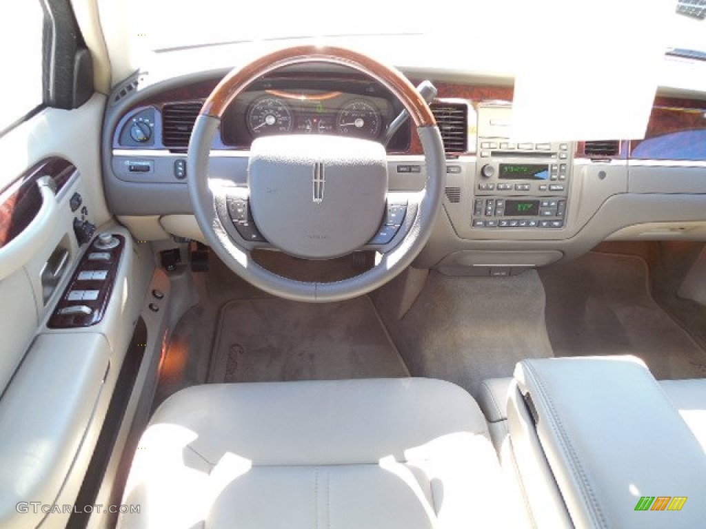 2010 Town Car Signature Limited - Vibrant White / Medium Light Stone photo #6