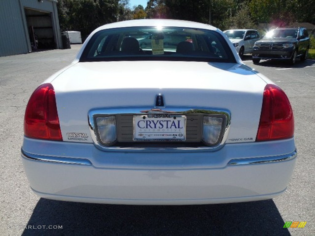2010 Town Car Signature Limited - Vibrant White / Medium Light Stone photo #7