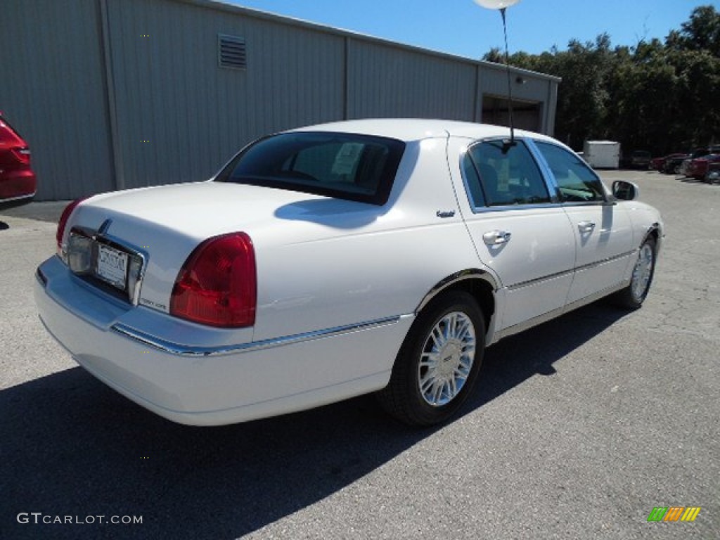 2010 Town Car Signature Limited - Vibrant White / Medium Light Stone photo #8
