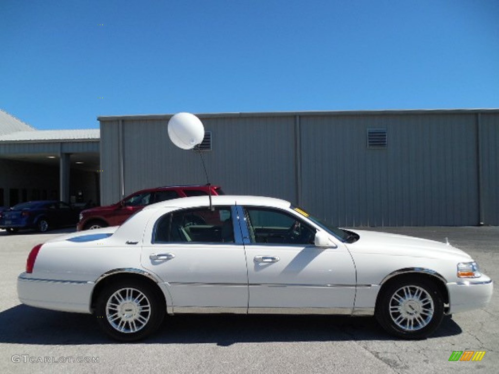 2010 Town Car Signature Limited - Vibrant White / Medium Light Stone photo #9