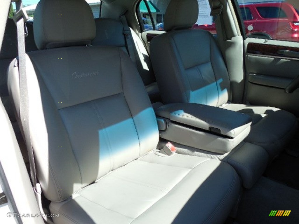 2010 Town Car Signature Limited - Vibrant White / Medium Light Stone photo #12