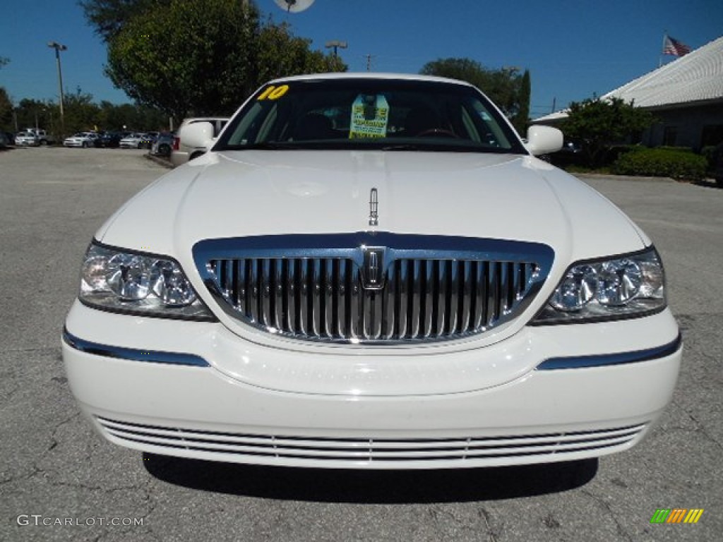 2010 Town Car Signature Limited - Vibrant White / Medium Light Stone photo #13