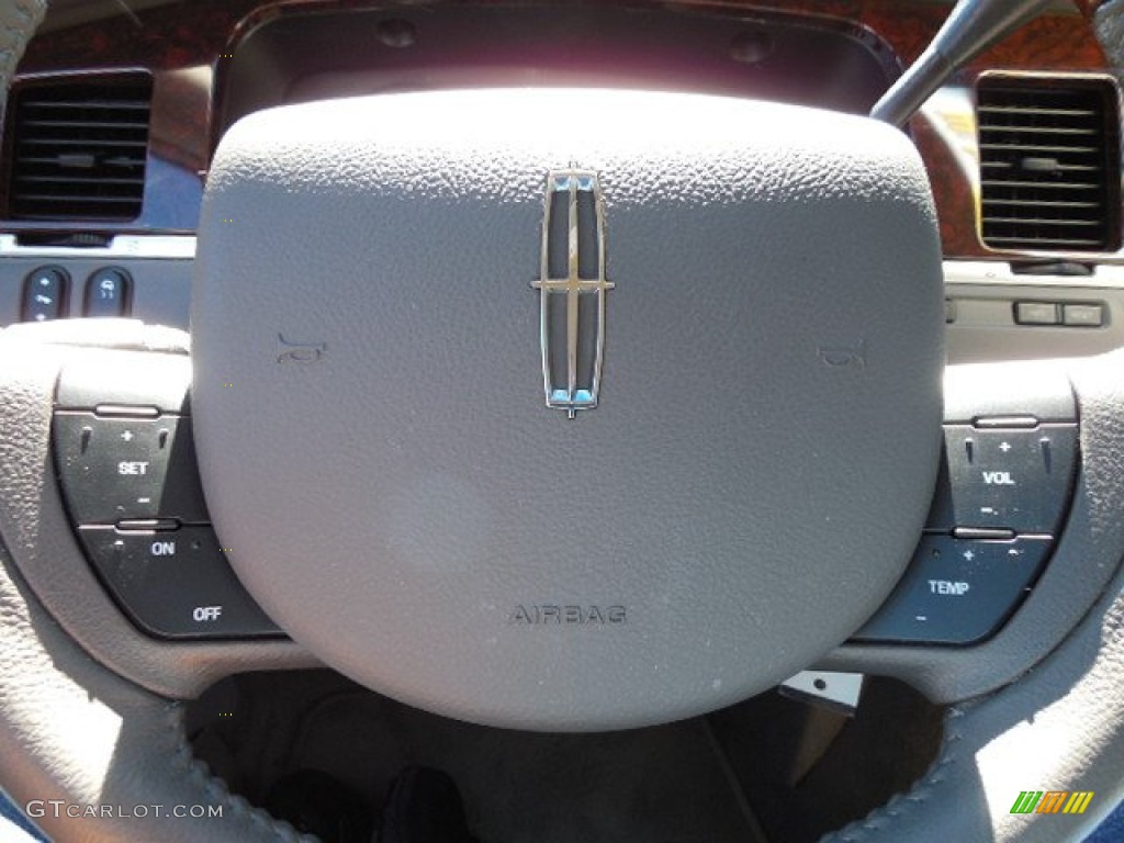 2010 Town Car Signature Limited - Vibrant White / Medium Light Stone photo #21