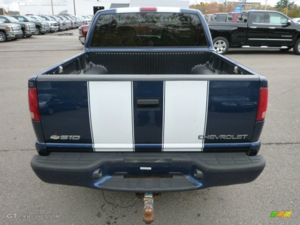 2004 S10 LS Crew Cab 4x4 - Indigo Blue Metallic / Graphite photo #3