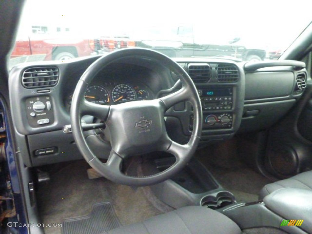 2004 S10 LS Crew Cab 4x4 - Indigo Blue Metallic / Graphite photo #11